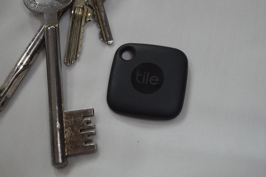 Bluetooth Tracker Tile Mate neben einem Schlüssel